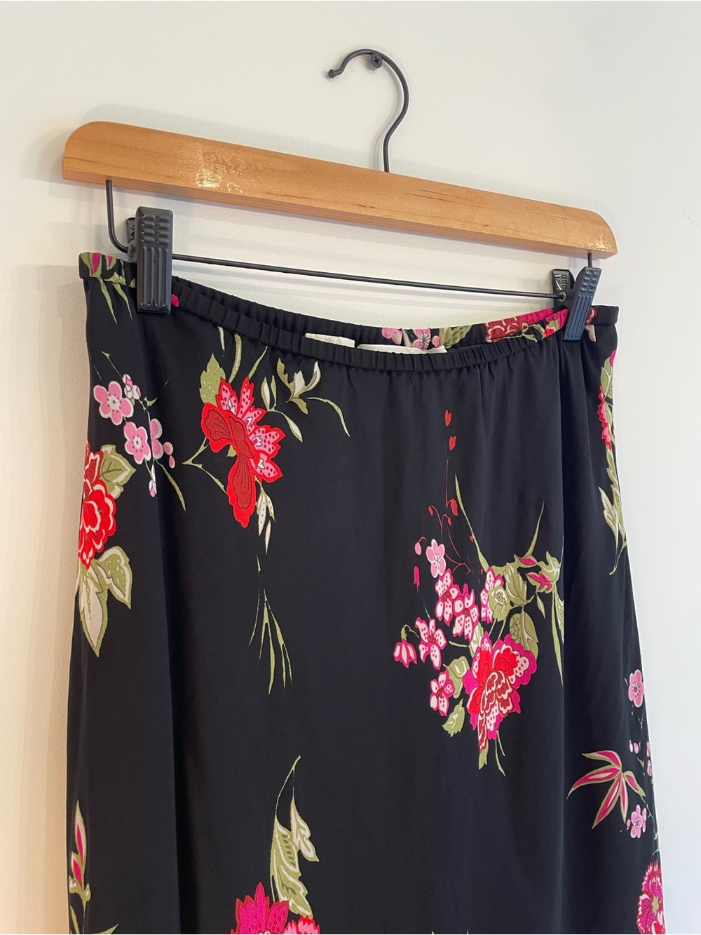 Vintage 90s low-rise skirt with fluttery hem